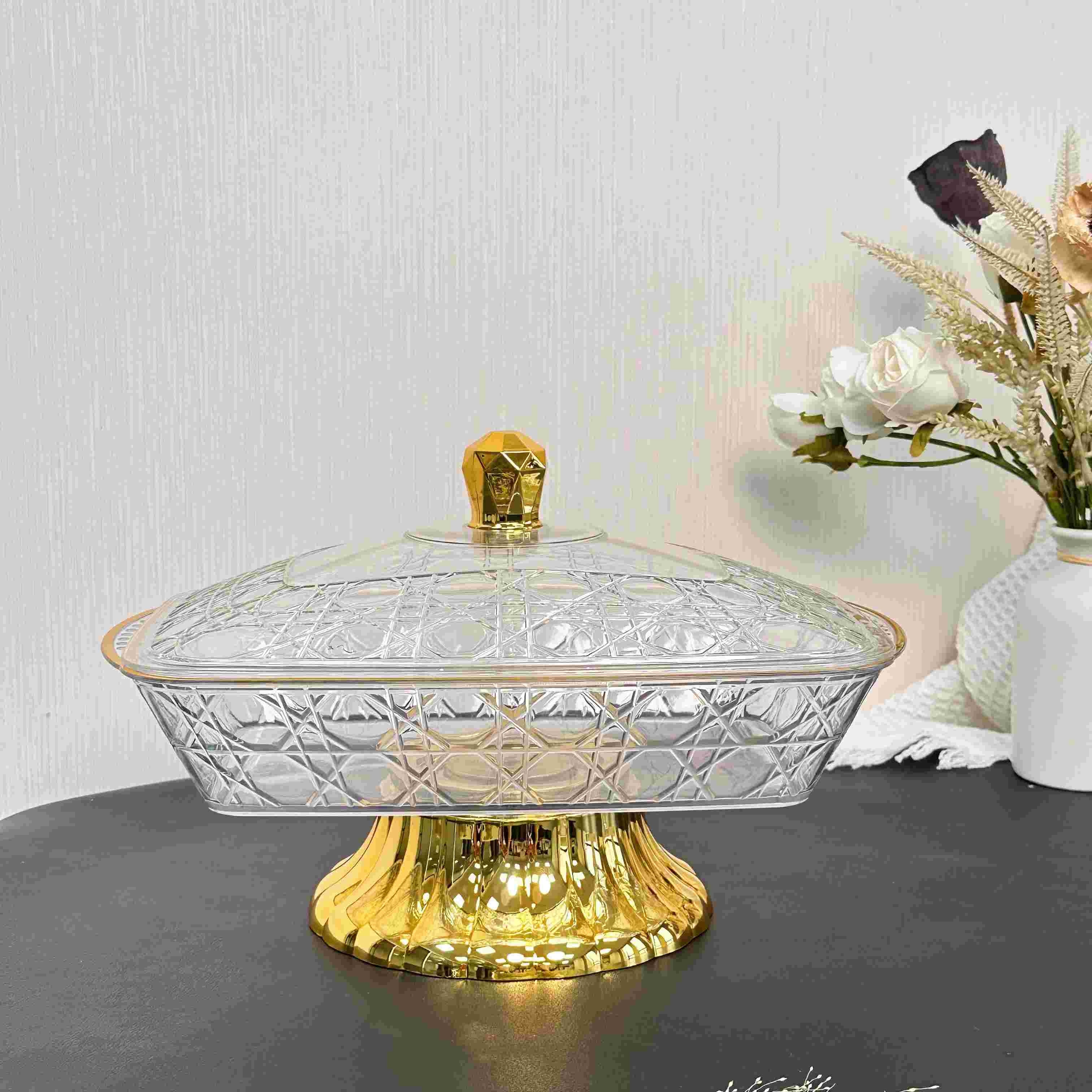 طبق تقديم مقسم بغطاء شفاف وقاعدة مرتفعة