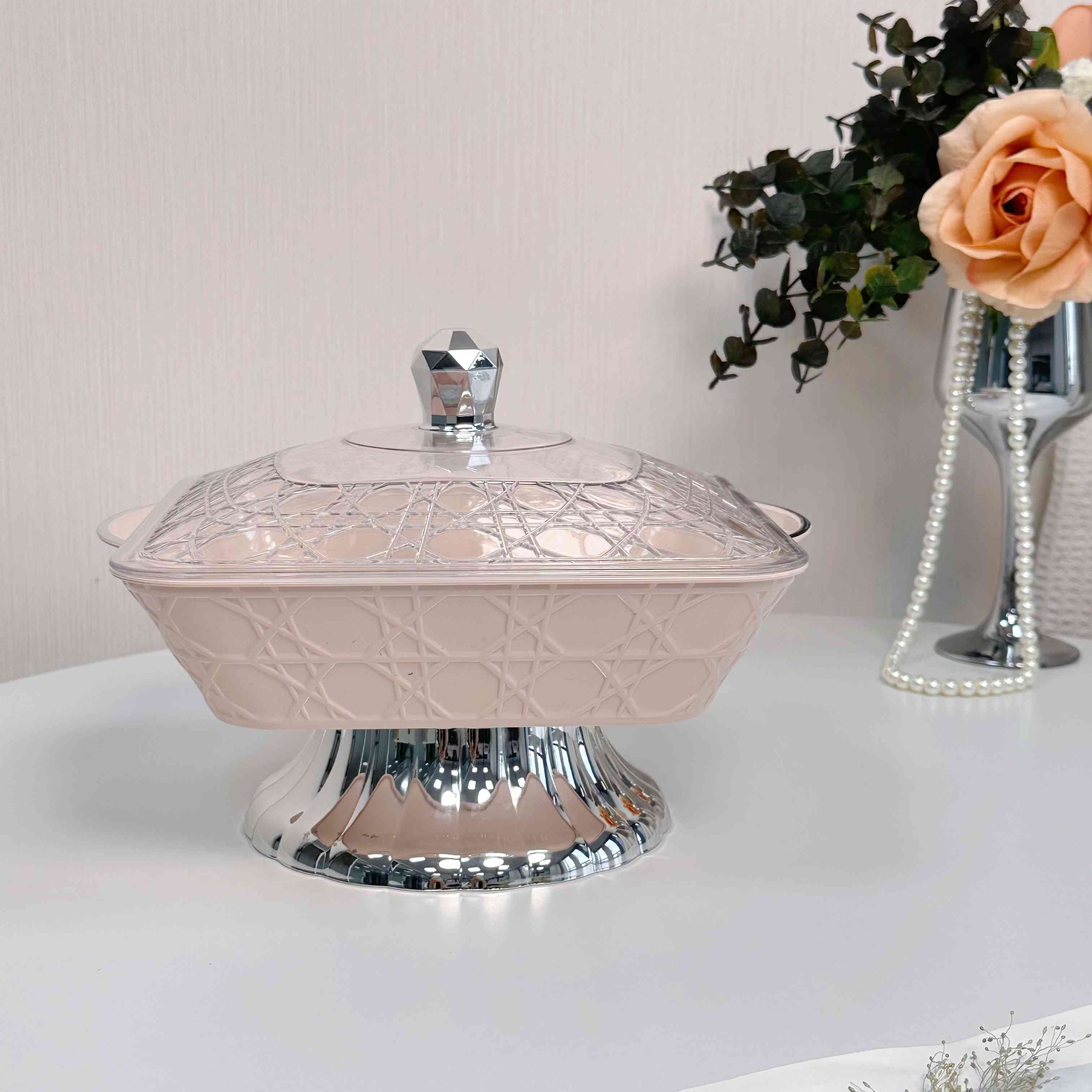 طبق تقديم مربع كبير وردي بقاعدة عالية