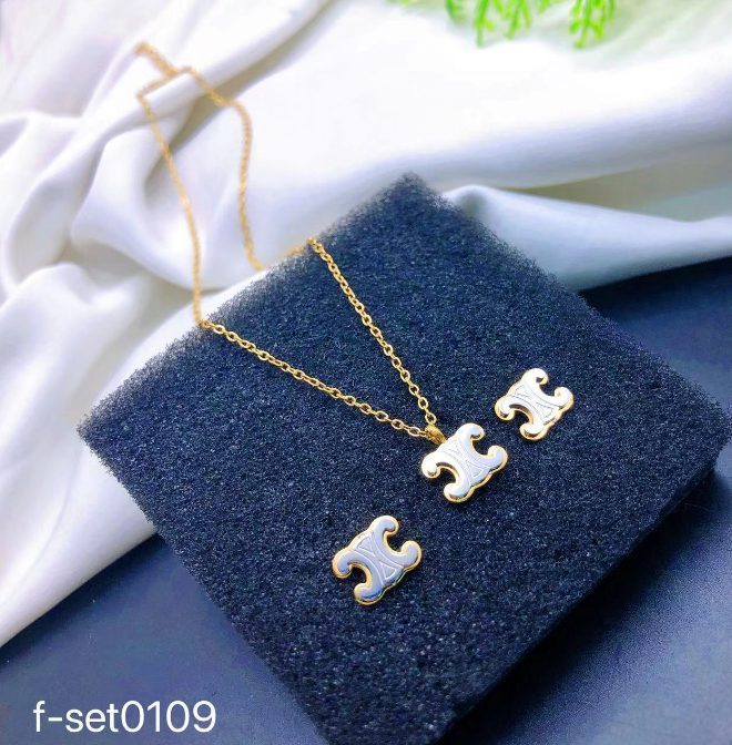 طقم إكسسوارات نسائي بتصميم ذهبي