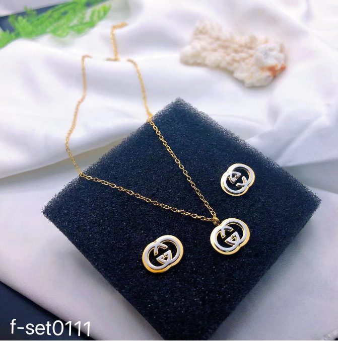 طقم إكسسوارات نسائي بتصميم ذهبي