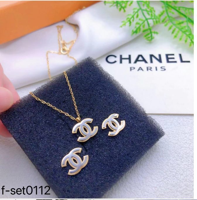 طقم إكسسوارات نسائي بتصميم ذهبي