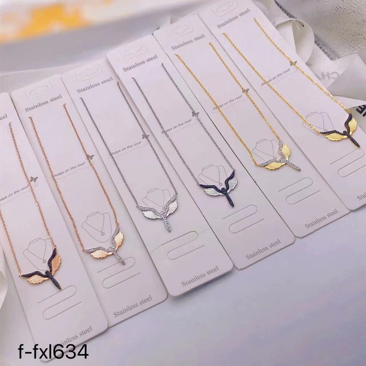 قلادة إكسسوار نسائية بتصميم أبيض وذهبي
