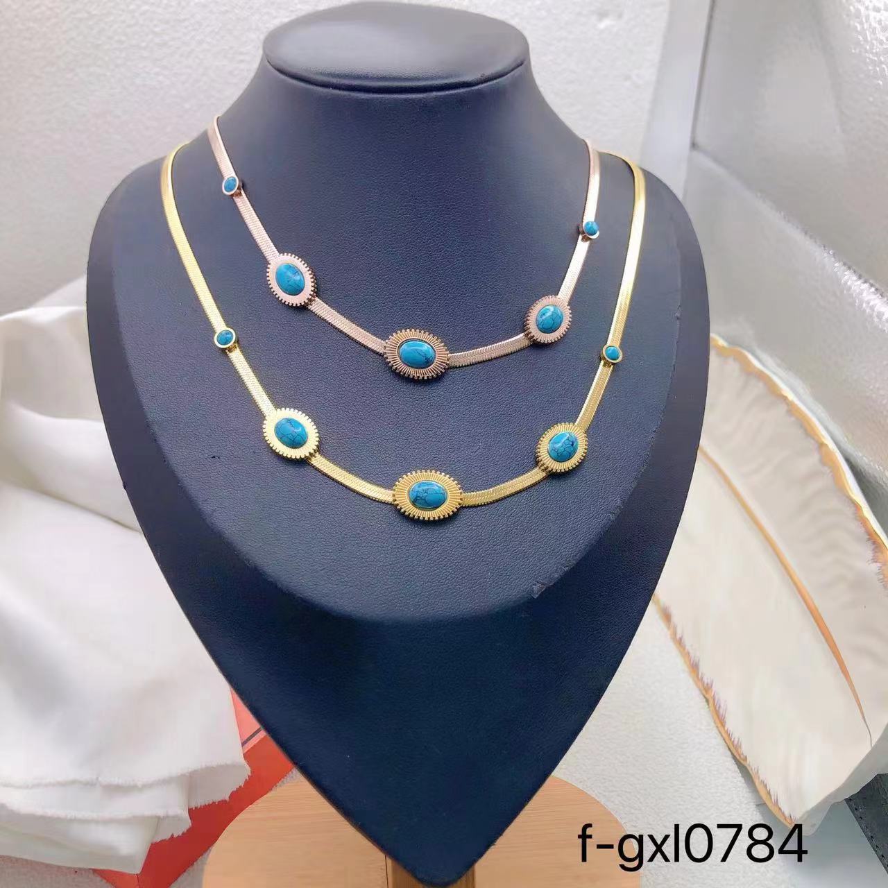 قلادة إكسسوار نسائية بتصميم ذهبي