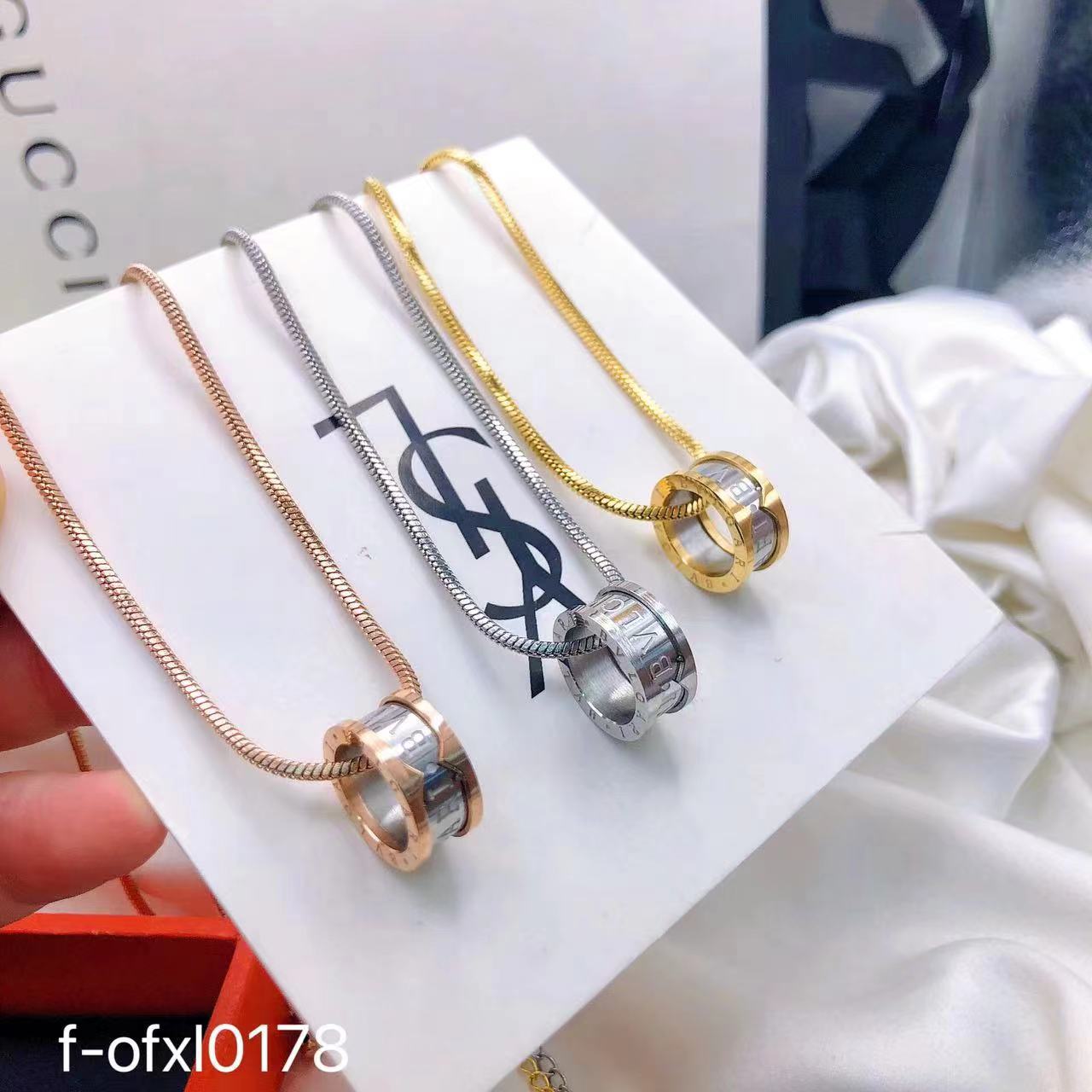 قلادة إكسسوار نسائية بتصميم ذهبي