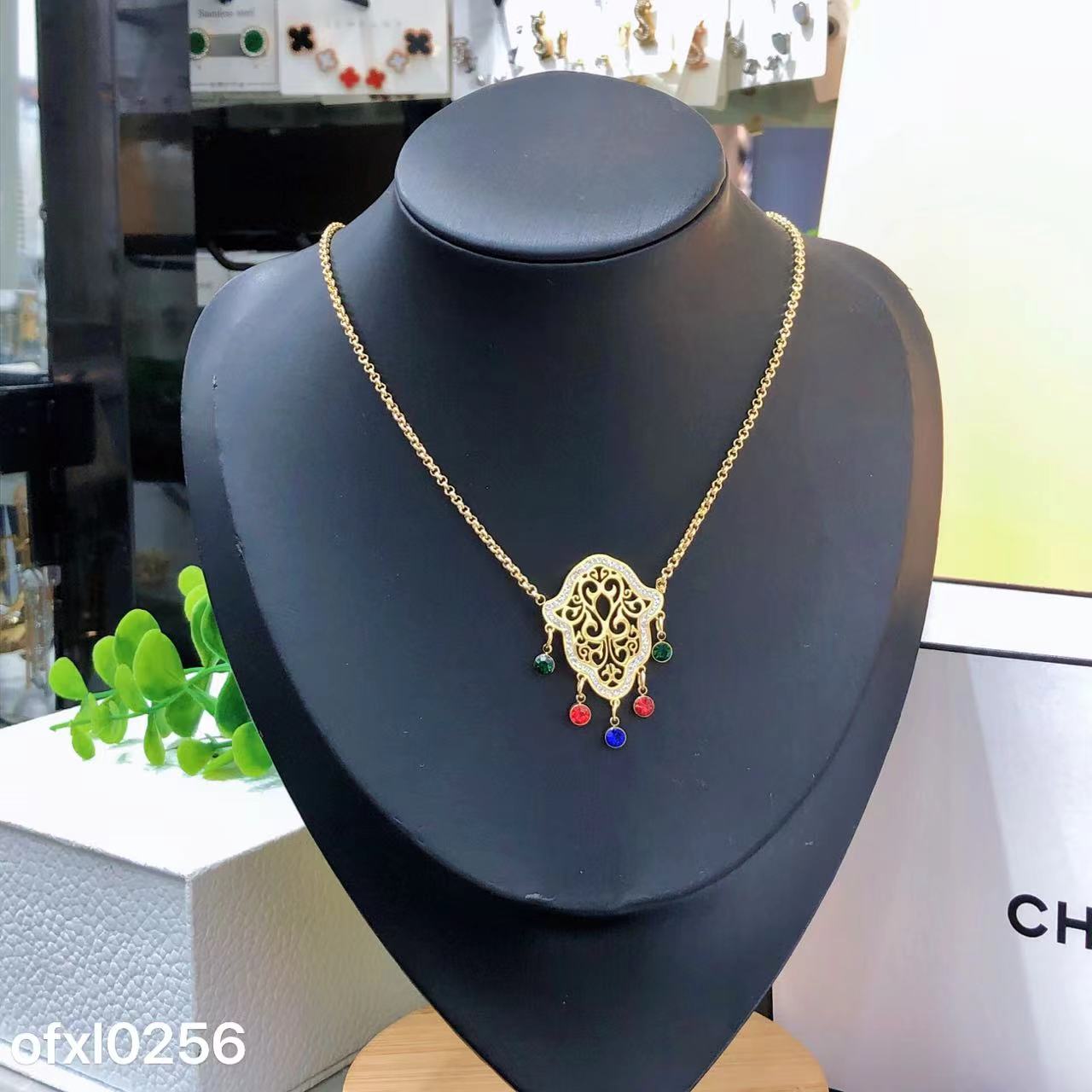 قلادة إكسسوار نسائية بتصميم ذهبي