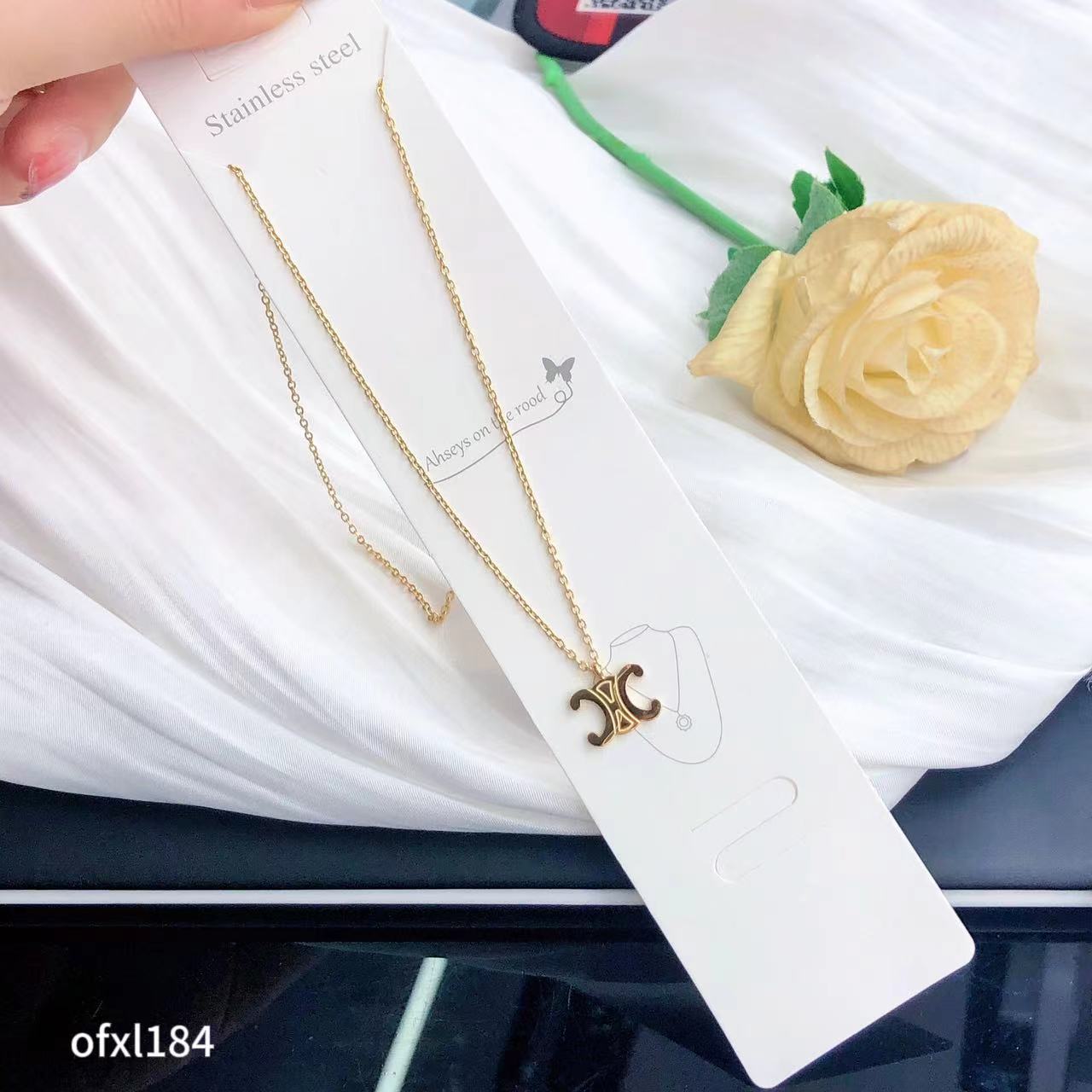 قلادة إكسسوار نسائية بتصميم ذهبي