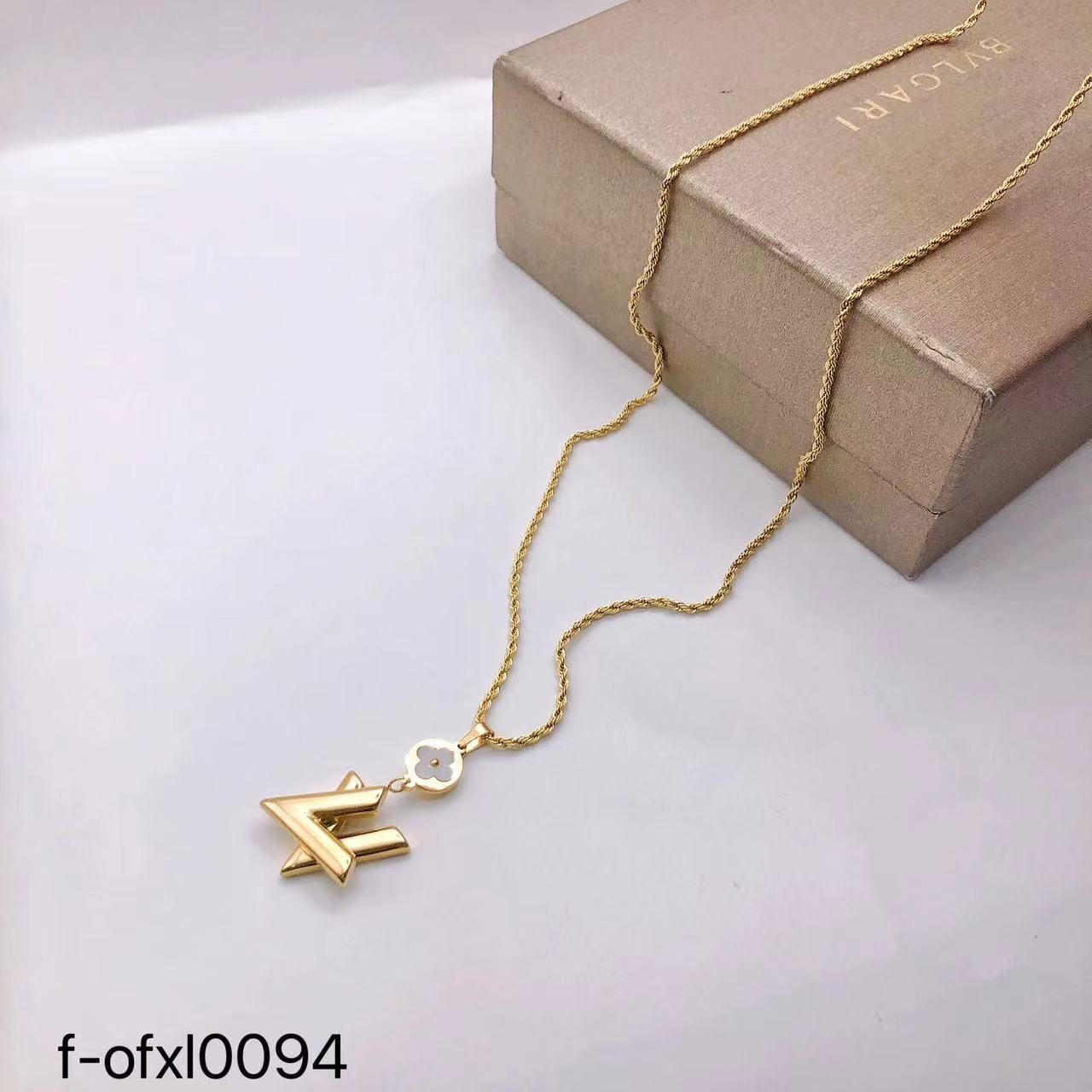 قلادة إكسسوار نسائية بتصميم ذهبي