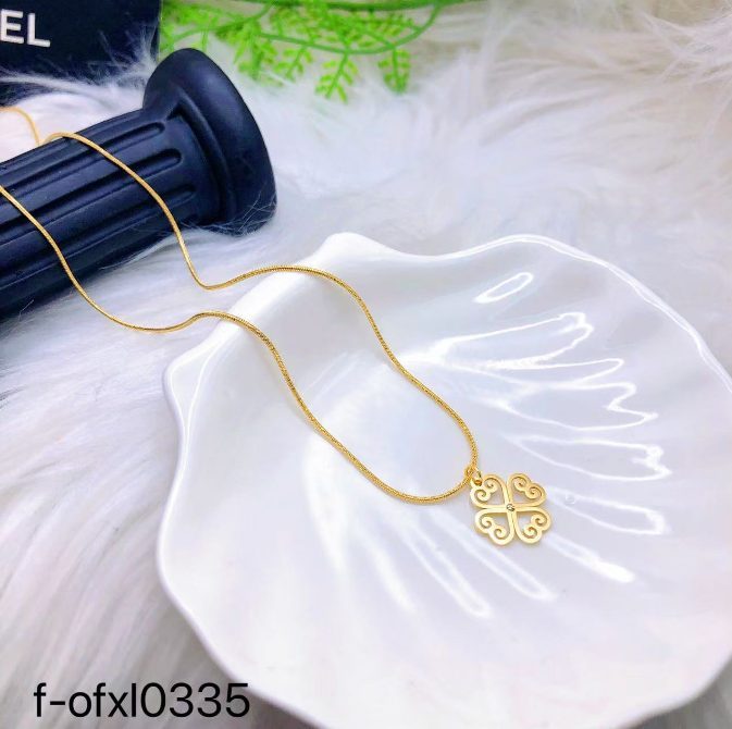 قلادة إكسسوار نسائية بتصميم ذهبي
