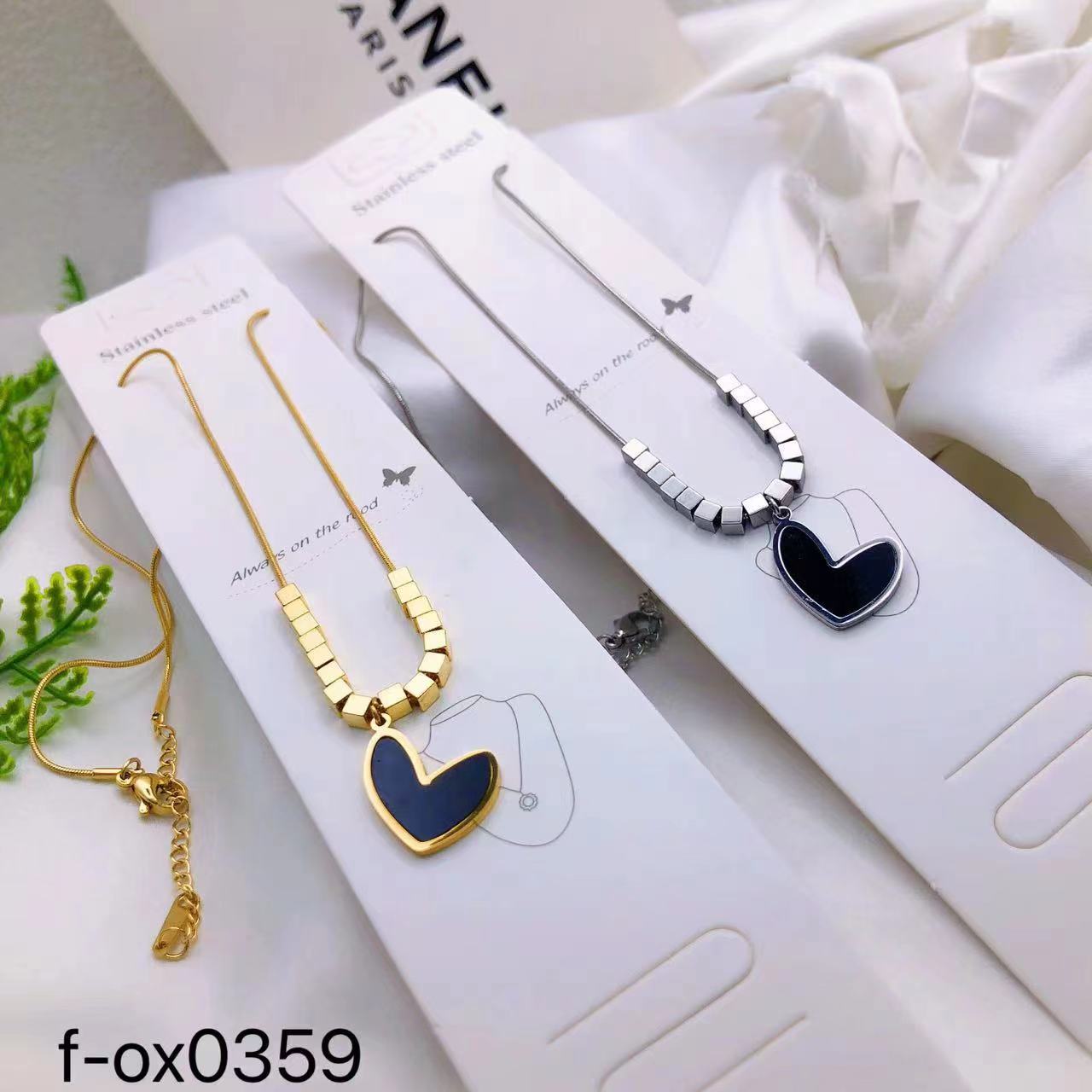 قلادة إكسسوار نسائية بتصميم أسود وذهبي