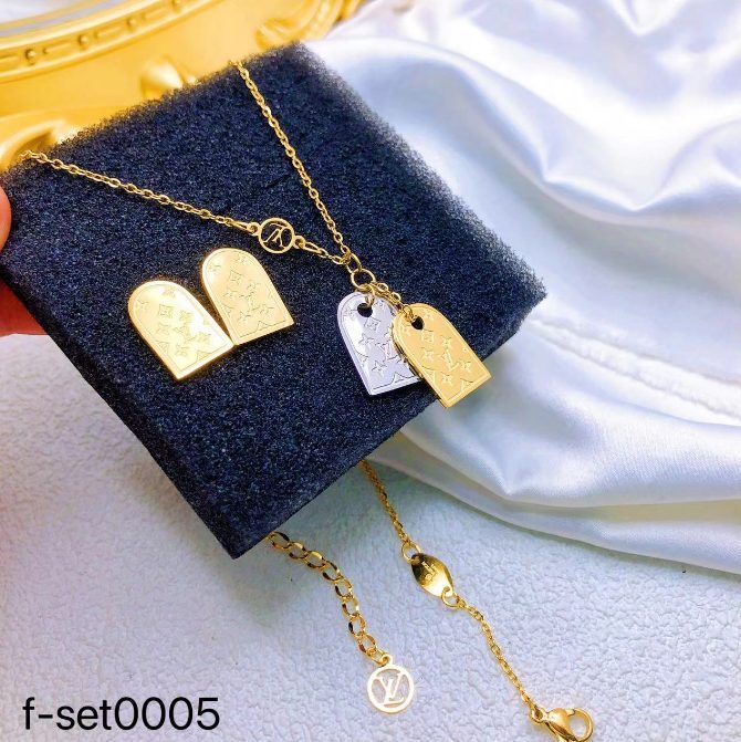 طقم إكسسوارات نسائي بتصميم ذهبي
