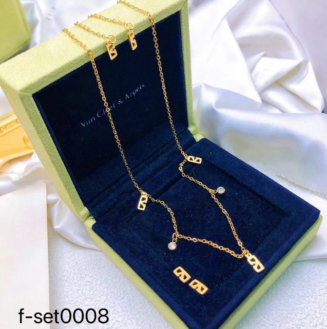 طقم إكسسوارات نسائي بتصميم ذهبي