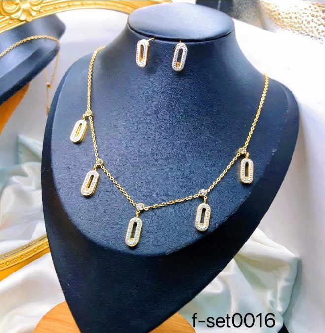 طقم إكسسوارات نسائي بتصميم ذهبي