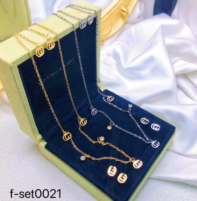 طقم إكسسوارات نسائي بتصميم ذهبي