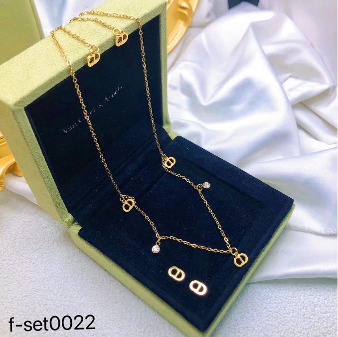 طقم إكسسوارات نسائي بتصميم ذهبي