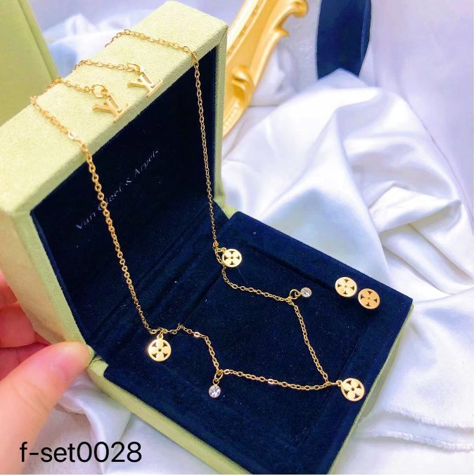 طقم إكسسوارات نسائي بتصميم ذهبي
