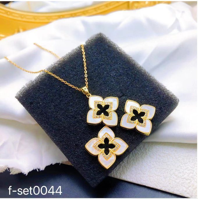 طقم إكسسوارات نسائي بتصميم ذهبي