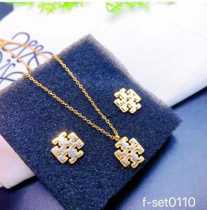 طقم إكسسوارات نسائي بتصميم ذهبي