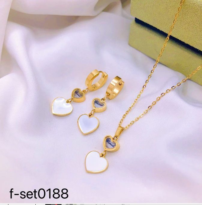 طقم إكسسوارات نسائي بتصميم ذهبي
