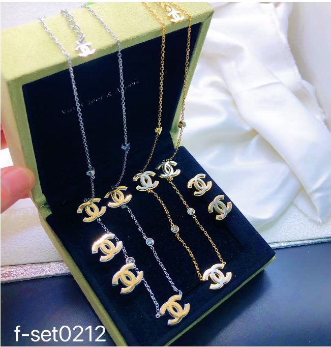 طقم إكسسوارات نسائي بتصميم ذهبي