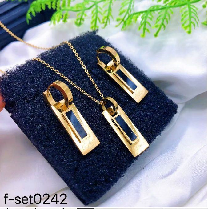 طقم إكسسوارات نسائي بتصميم ذهبي