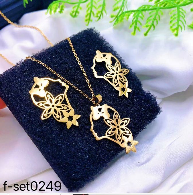 طقم إكسسوارات نسائي بتصميم ذهبي