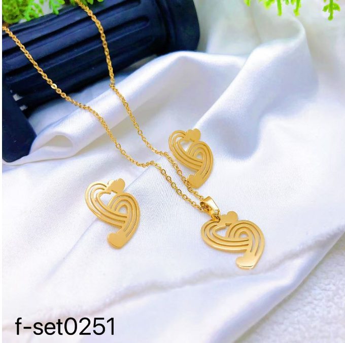 طقم إكسسوارات نسائي بتصميم ذهبي