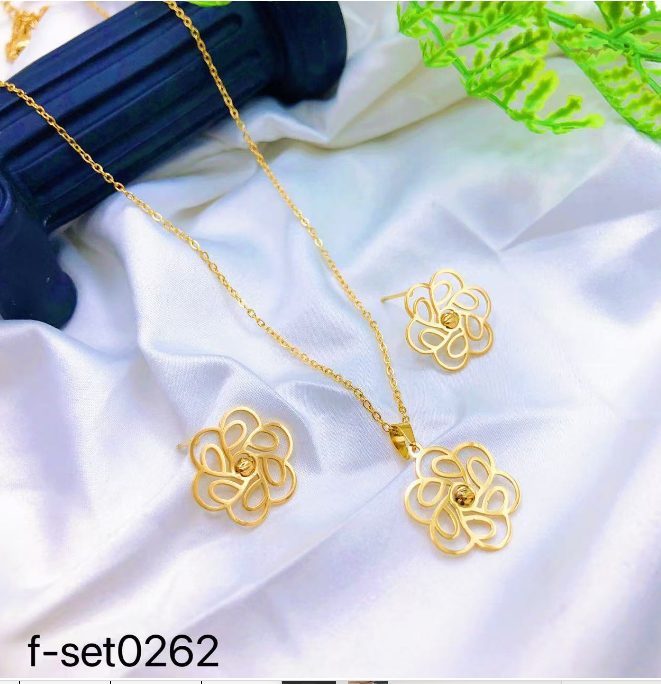 طقم إكسسوارات نسائي بتصميم ذهبي