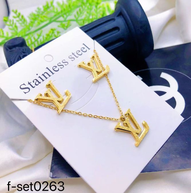 طقم إكسسوارات نسائي بتصميم ذهبي