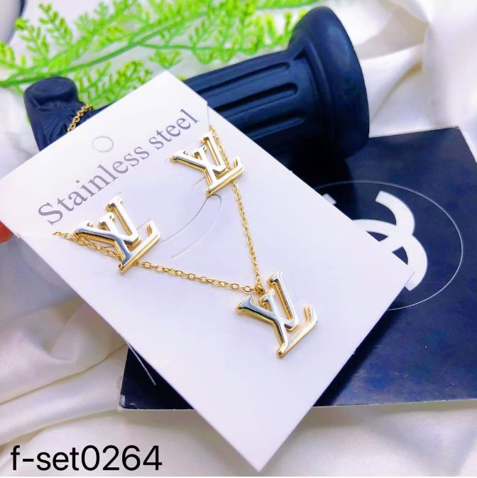 طقم إكسسوارات نسائي بتصميم ذهبي