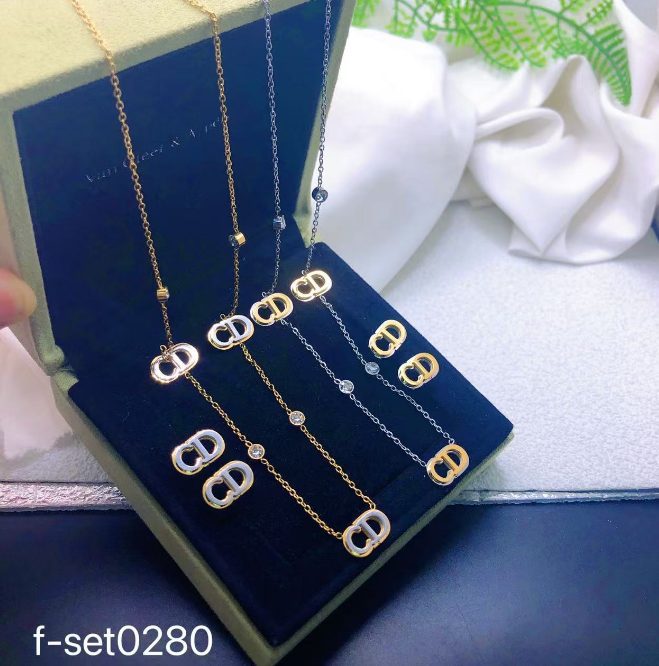 طقم إكسسوارات نسائي بتصميم ذهبي