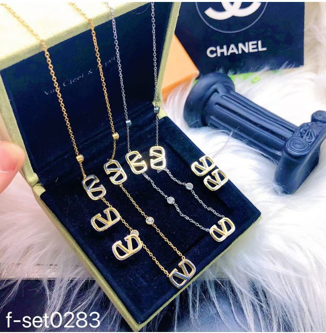 طقم إكسسوارات نسائي بتصميم ذهبي