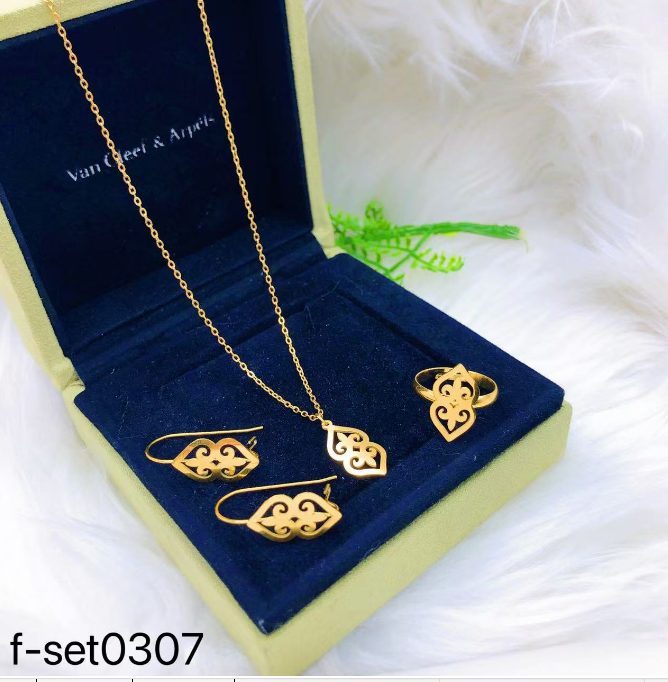 طقم إكسسوارات نسائي بتصميم ذهبي