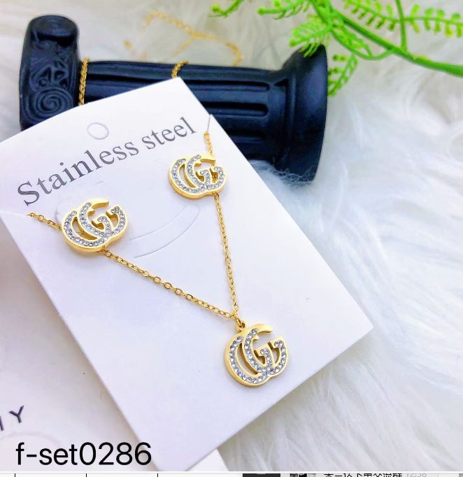 طقم إكسسوارات نسائي بتصميم ذهبي