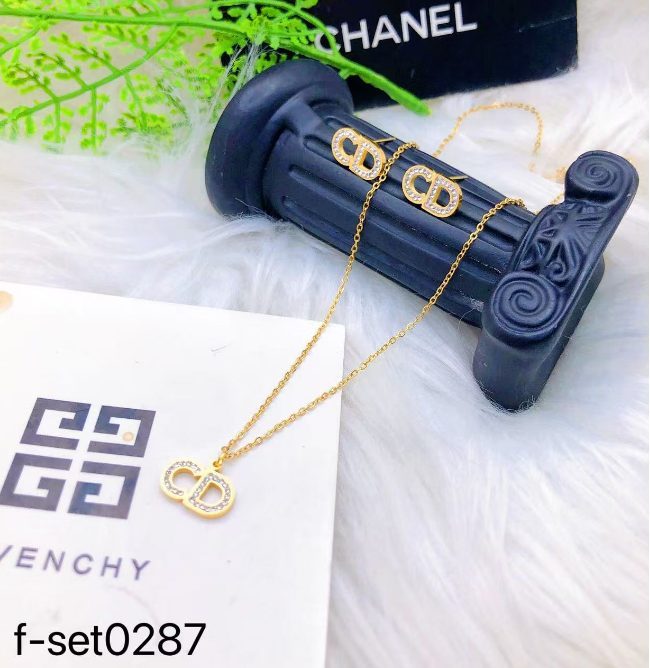 طقم إكسسوارات نسائي بتصميم ذهبي