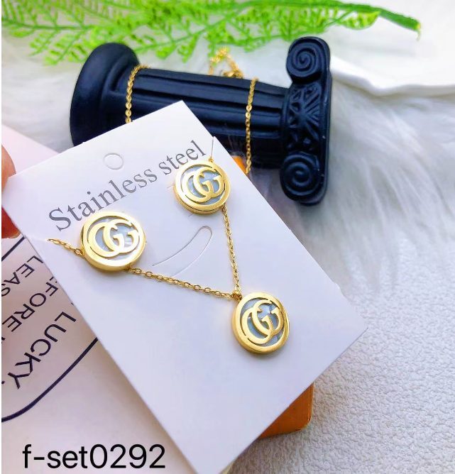 طقم إكسسوارات نسائي بتصميم ذهبي