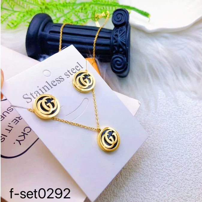 طقم إكسسوارات نسائي بتصميم ذهبي