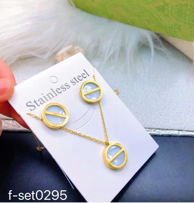 طقم إكسسوارات نسائي بتصميم ذهبي