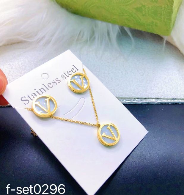 طقم إكسسوارات نسائي بتصميم ذهبي