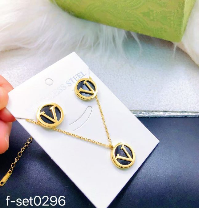 طقم إكسسوارات نسائي بتصميم ذهبي