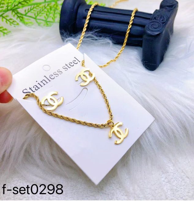 طقم إكسسوارات نسائي بتصميم ذهبي