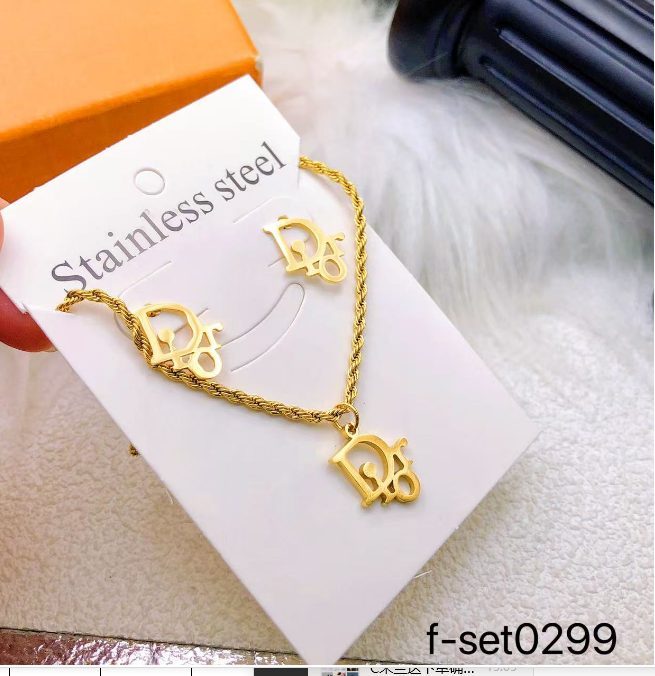 طقم إكسسوارات نسائي بتصميم ذهبي