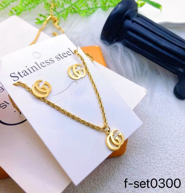 طقم إكسسوارات نسائي بتصميم ذهبي