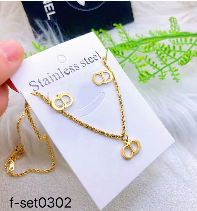 طقم إكسسوارات نسائي بتصميم ذهبي