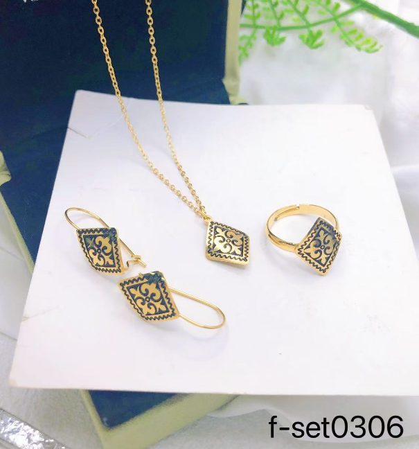 طقم إكسسوارات نسائي بتصميم ذهبي