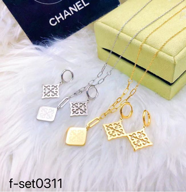 طقم إكسسوارات نسائي بتصميم ذهبي