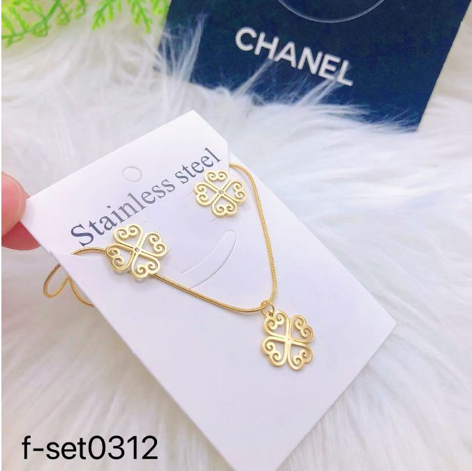 طقم إكسسوارات نسائي بتصميم ذهبي