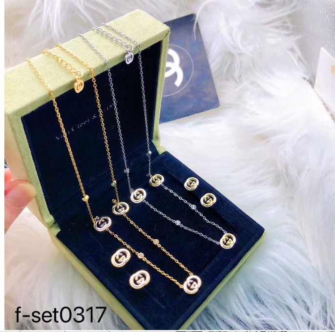 طقم إكسسوارات نسائي بتصميم ذهبي