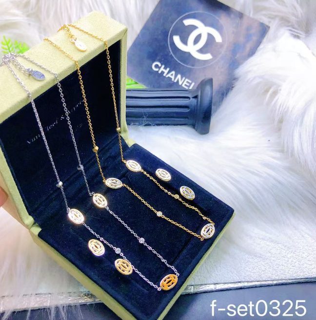 طقم إكسسوارات نسائي بتصميم ذهبي