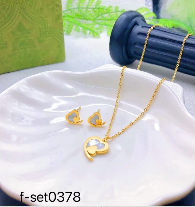طقم إكسسوارات نسائي بتصميم ذهبي