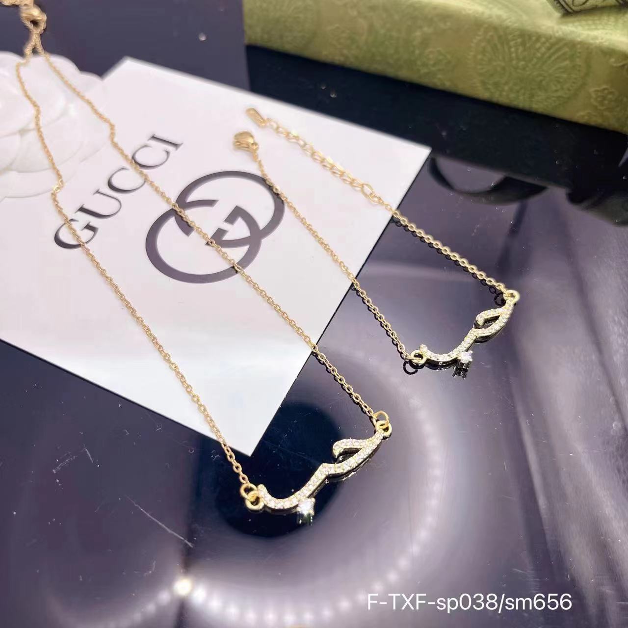 إكسسوار نسائي بتصميم ذهبي